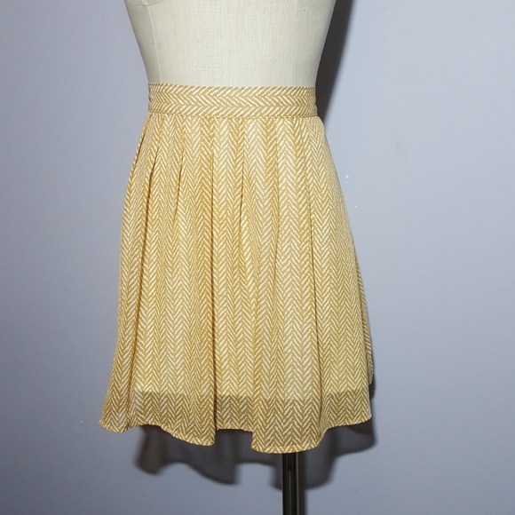 Old Navy Dresses & Skirts - Old Navy chevron skirt Large